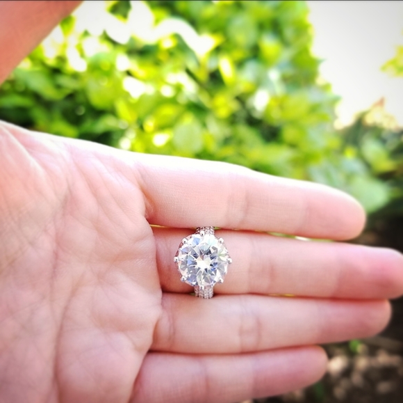 NEW 8 CARAT S925 SIMULATED DIAMOND CROWN RING - Picture 6 of 7